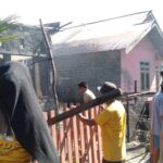 Polsek Balantak dan Masyarakat Berjibaku Padamkan Api yang Melahap Rumah Warga di Desa Tower