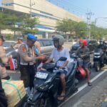 Polres Madiun Kota Bagikan Bendera Merah Putih, Kobarkan Semangat Nasionalisme Sambut HUT ke-81 RI