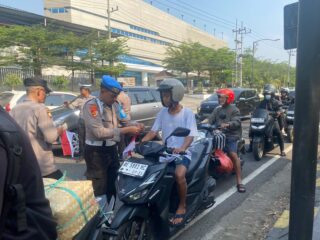 Polres Madiun Kota Bagikan Bendera Merah Putih, Kobarkan Semangat Nasionalisme Sambut HUT ke-81 RI