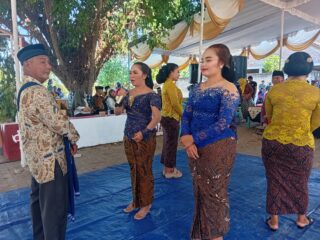 Meriah! Sedekah Bumi Kelurahan Tebon Dimeriahkan Kirab Tiga Gunungan dan 100 Penari Gambyong