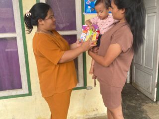 Pemdes Onu Salurkan Makanan Tambahan untuk Anak-Anak dan Lansia
