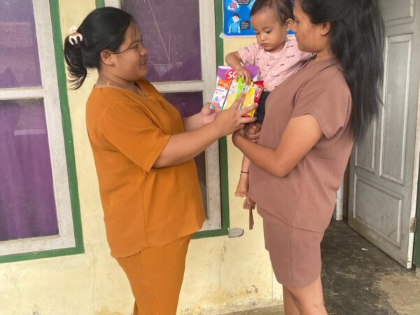 Pemdes Onu Salurkan Makanan Tambahan untuk Anak-Anak dan Lansia